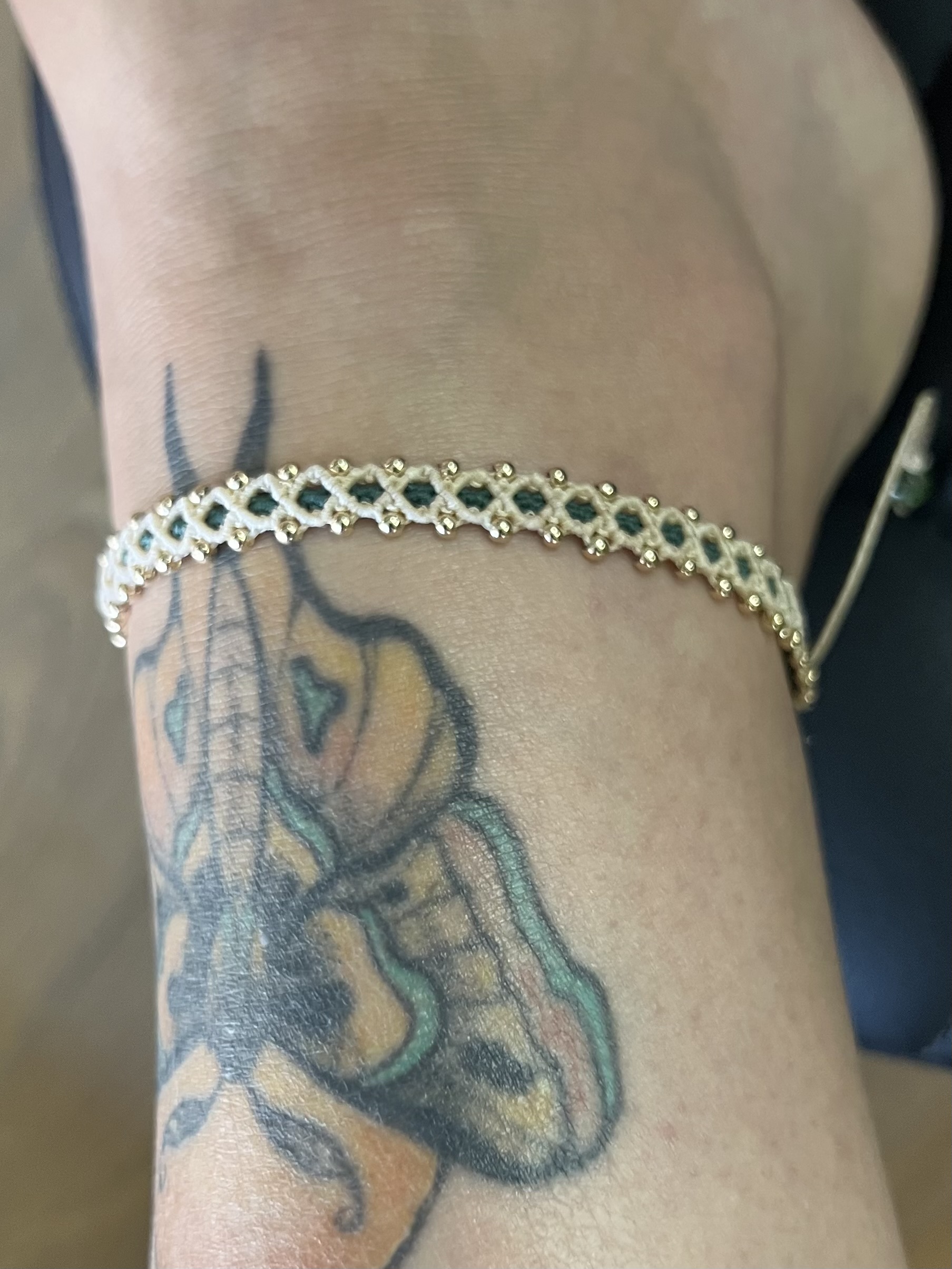 Macramé náramek na nohu s mosaznými a tyrkysovými korálky
