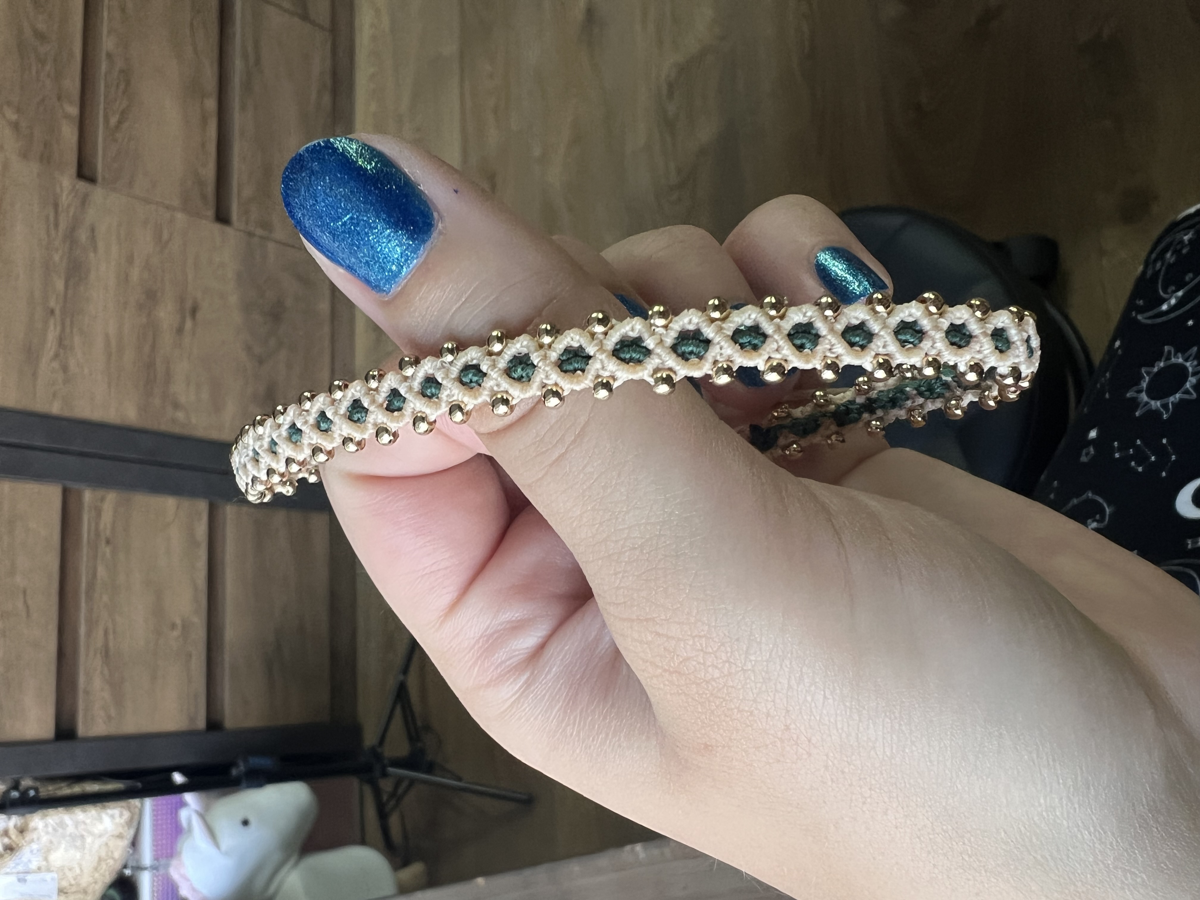 Macramé náramek na nohu s mosaznými a tyrkysovými korálky