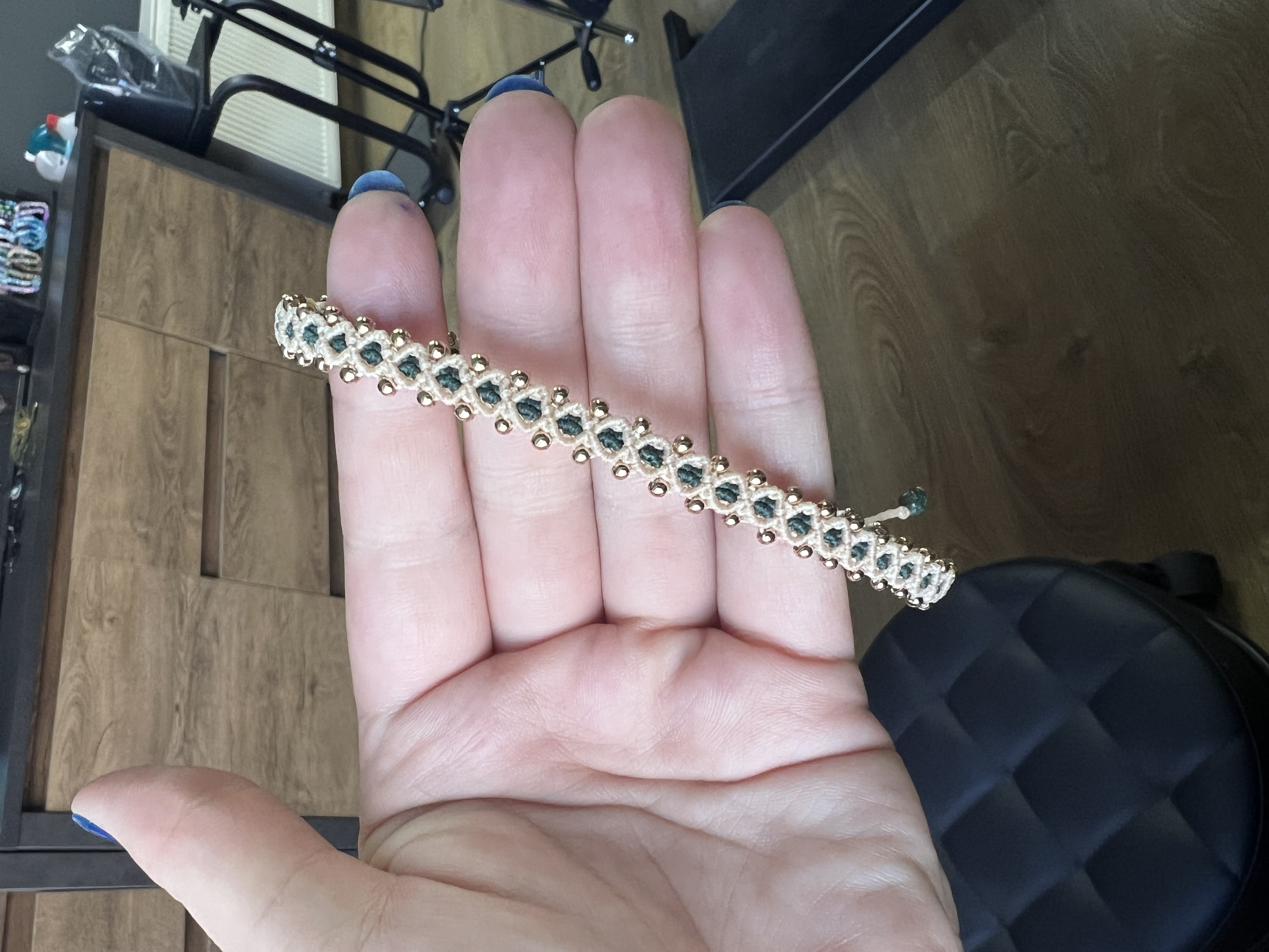 Macramé náramek na nohu s mosaznými a tyrkysovými korálky